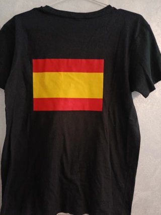 Camiseta negra con diseño X roja