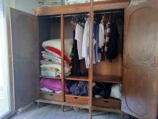 Armario de madera maciza con 3 puertas