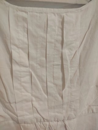 Vestido blanco con pliegues