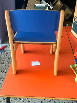 Silla infantil azul de madera