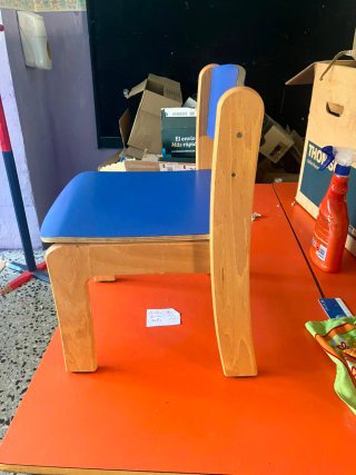 Silla infantil azul de madera
