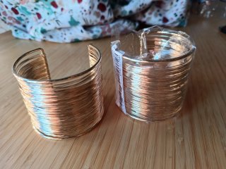 Brazaletes dorados apilables