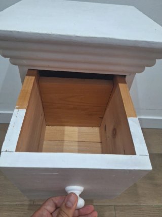Mesita de madera con cajones