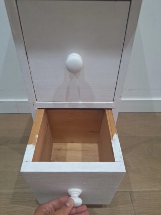 Mesita de madera con cajones