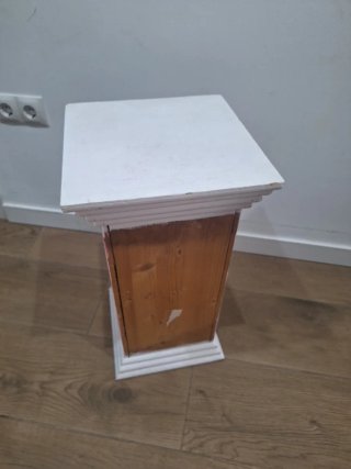 Mesita de madera con cajones