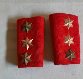 Insignias militares rojas con estrellas