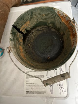 Hierro antiguo y cubo oxidado