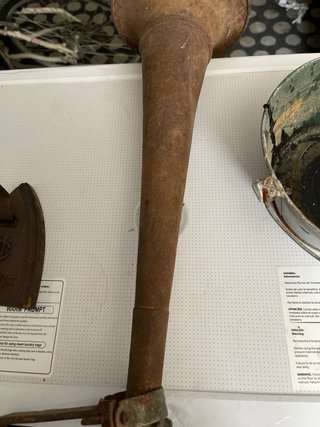 Hierro antiguo y cubo oxidado