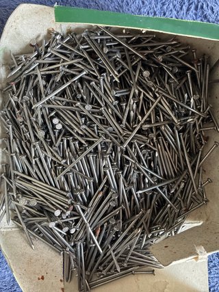 Clavos y puntillas surtidos