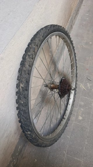 Rueda trasera MTB con piñonera. Medida 24
