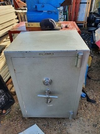 - CAJA FUERTE MUY NUEVA