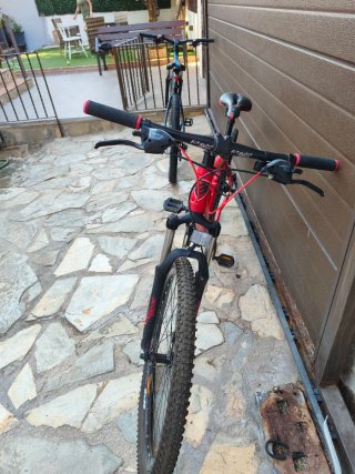 Bicicleta de montaña roja