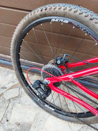 Bicicleta de montaña roja