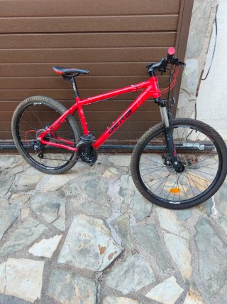Bicicleta de montaña roja
