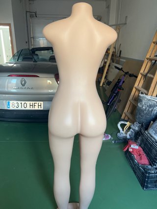 Maniquí femenino cuerpo completo beige