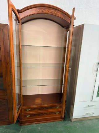 Vitrina de madera y cristal