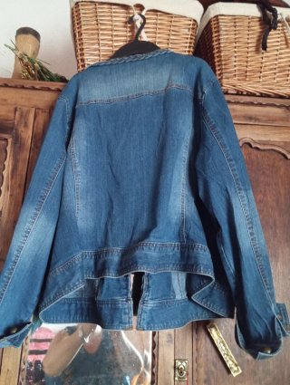 Cazadora vaquera con trenza