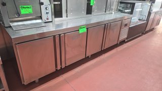 BAJO MOSTRADOR 4 PUERTAS