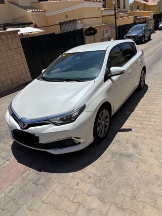 Toyota Auris hybrid 136 cv