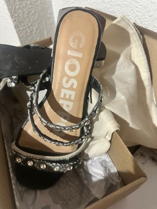 Sandalias GIOSE negras y plateadas con pedrería