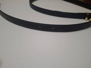 Cintura nera con fibbia dorata