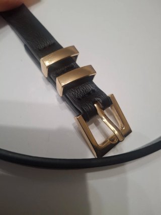 Cintura nera con fibbia dorata