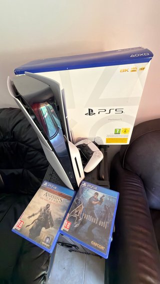 Consola PS5 con mando y 2 juegos