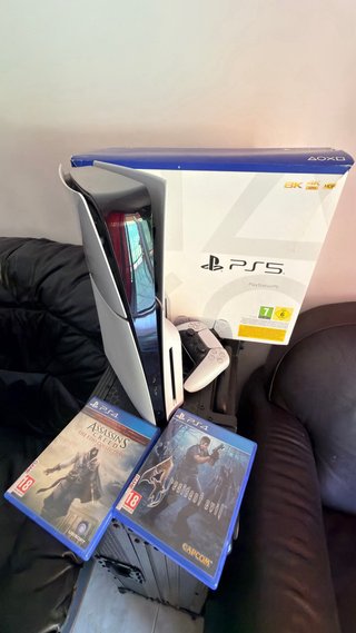 Consola PS5 con mando y 2 juegos
