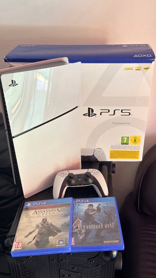 Consola PS5 con mando y 2 juegos