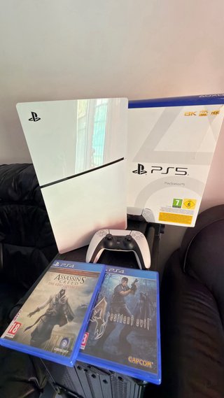 Consola PS5 con mando y 2 juegos