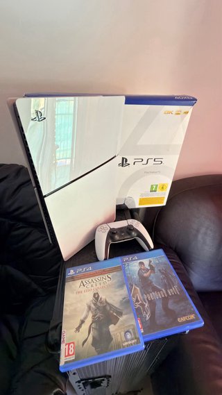 Consola PS5 con mando y 2 juegos