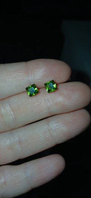 Orecchini punto luce oro 18k con peridoto
