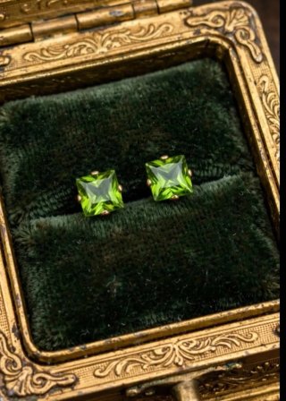 Orecchini punto luce oro 18k con peridoto