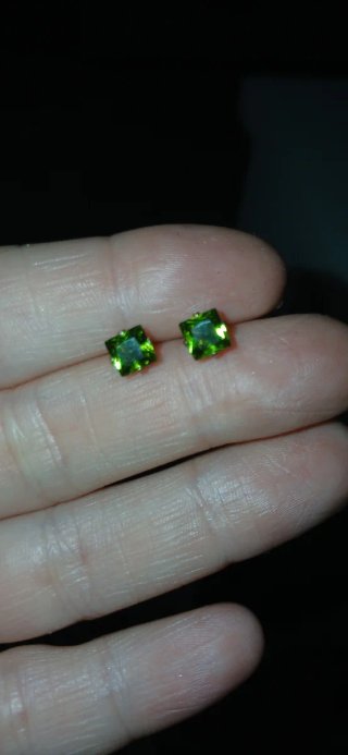 Orecchini punto luce oro 18k con peridoto