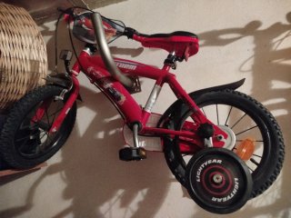 Bicicleta infantil roja