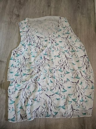 Blusa blanca con estampado floral