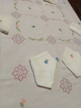 Mantelería Bordada a Mano Lagartera cuadrada