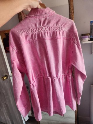 Chaqueta vaquera rosa larga