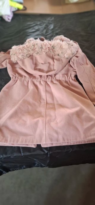 Abrigo rosa con capucha y pelo