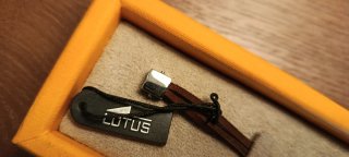 Pulsera Lotus de cuero y acero