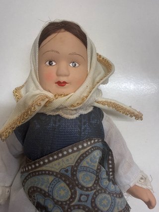 Muñeca de porcelana vestida tradicional