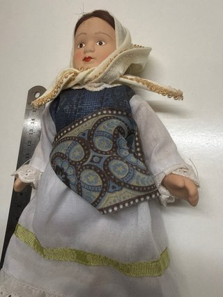Muñeca de porcelana vestida tradicional