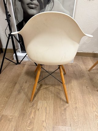 Silla blanca de plástico y madera