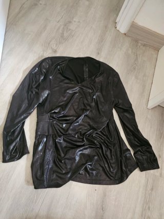 Blusa negra brillante efecto piel