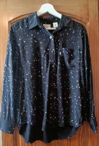 Camisa Levi's Estrellas Talla S, es una S grande