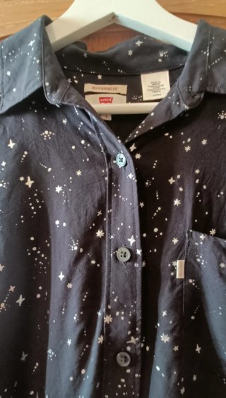 Camisa Levi's Estrellas Talla S, es una S grande