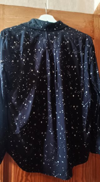 Camisa Levi's Estrellas Talla S, es una S grande