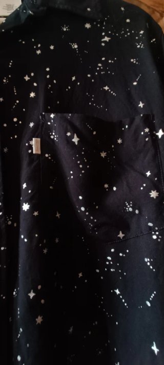 Camisa Levi's Estrellas Talla S, es una S grande