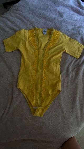 Camiseta amarilla bordada