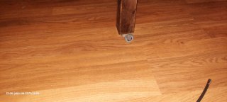 Mesa rústica madera con ruedas y abalorios
